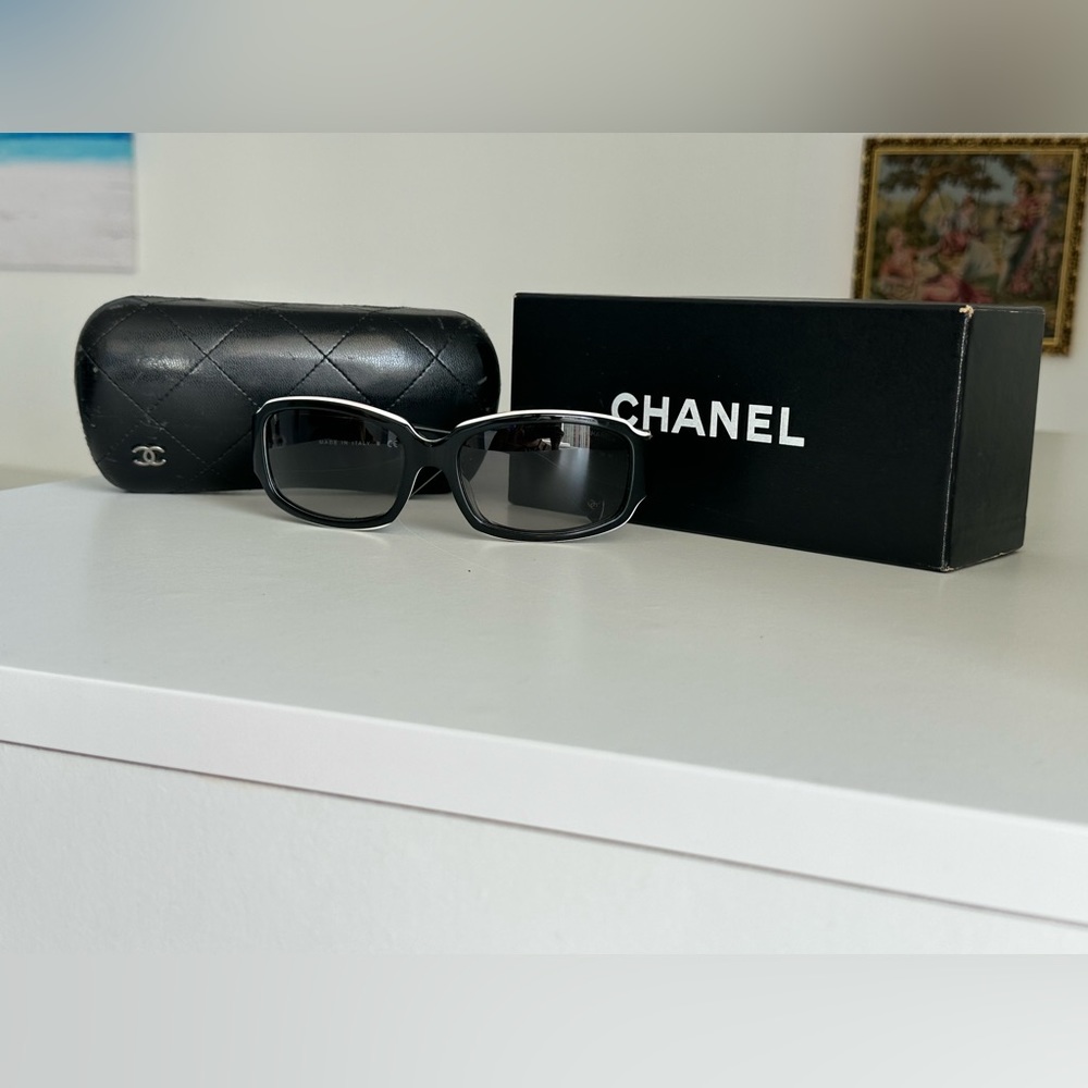 Chanel sunglasses black/white